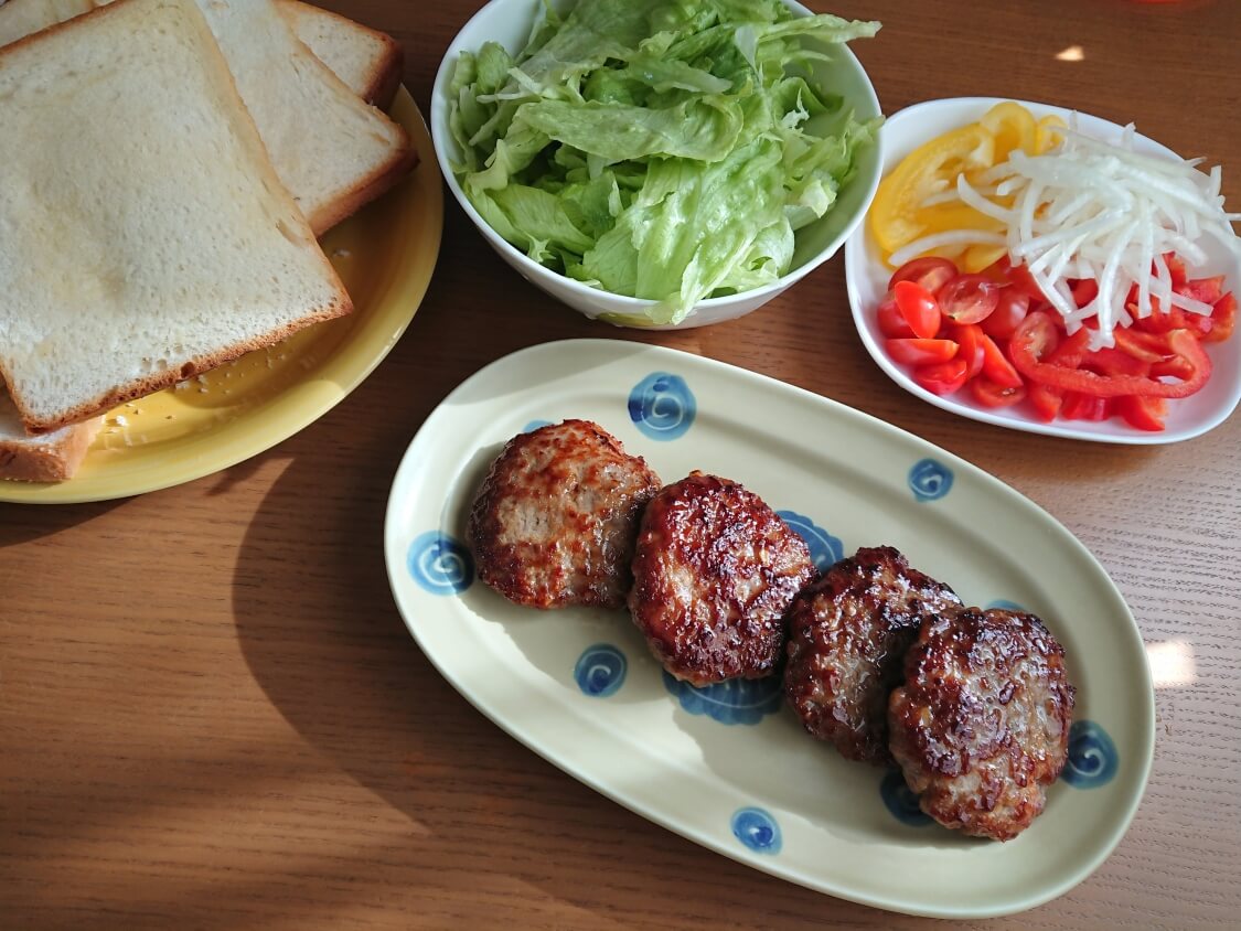 ハンバーガーの韓国レシピ。プルコギ味の甘辛パティの作り方。入る具材と野菜の準備