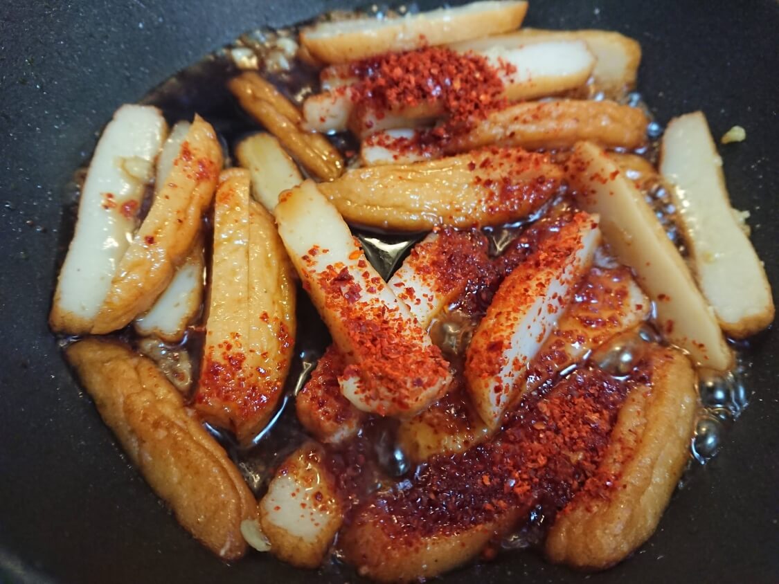 簡単！ミニ海苔巻きコマキンパのレシピ。具材のピリ辛練り物炒めの作り方