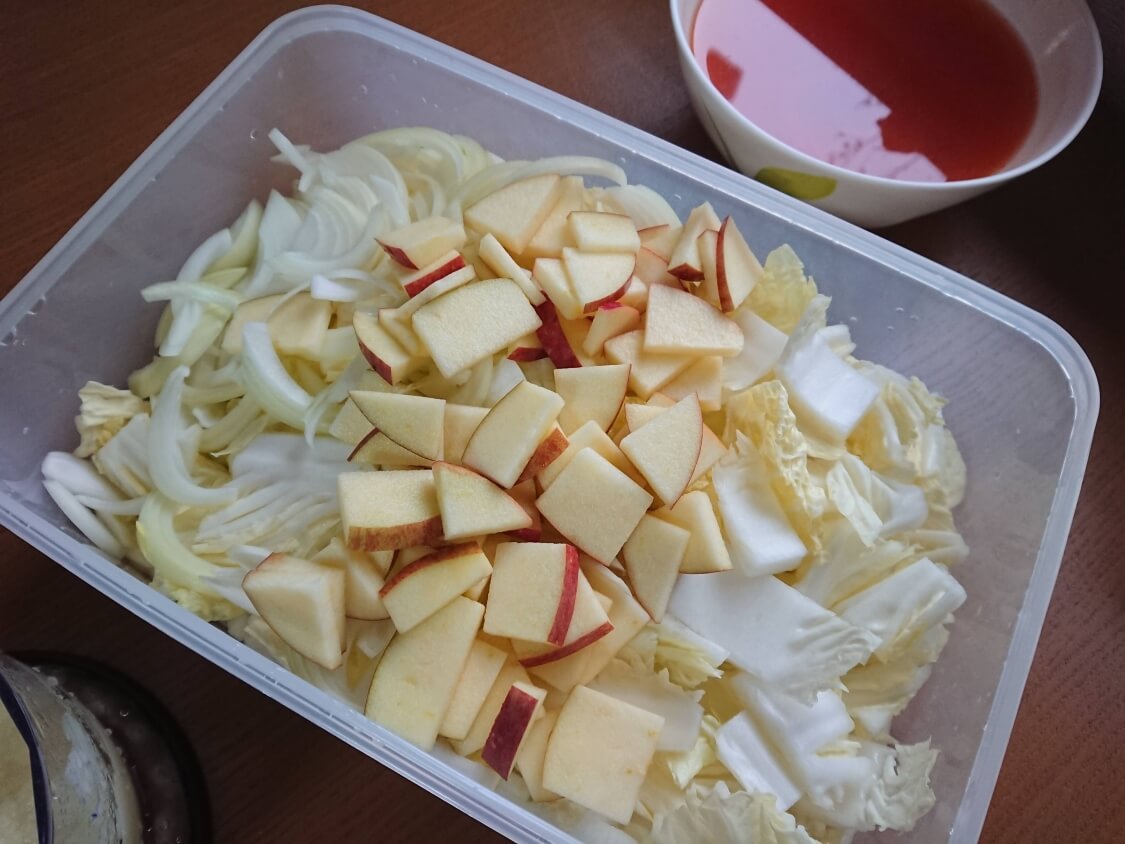 水キムチの簡単レシピ。具材のりんごと白菜