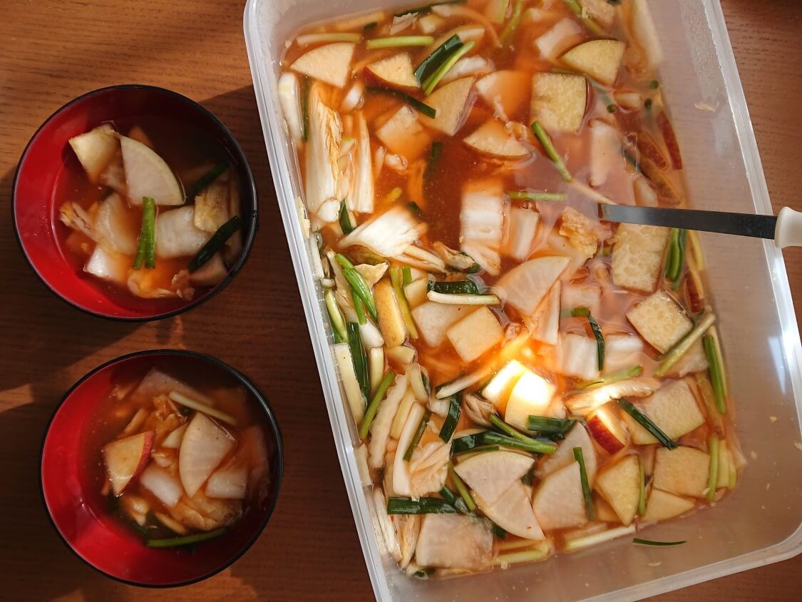 水キムチ（韓国ナバクキムチ）のレシピ。白菜の甘みとピリ辛すっきり汁が美味しい
