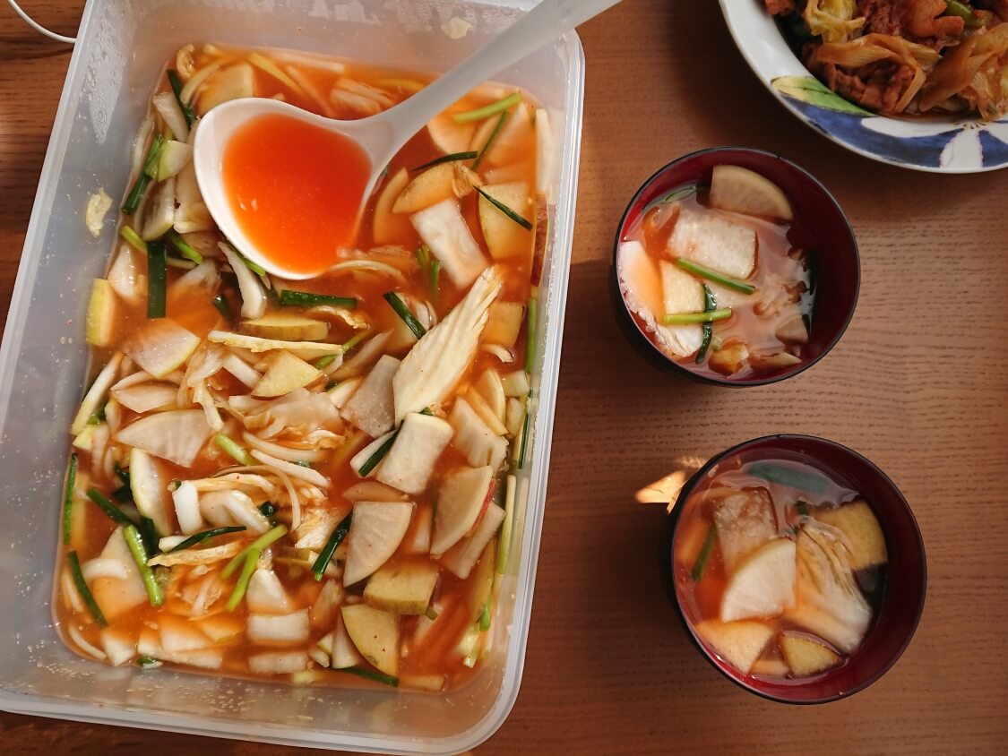 水キムチ（韓国ナバクキムチ）のレシピ。白菜の甘みとピリ辛すっきり汁が美味しい