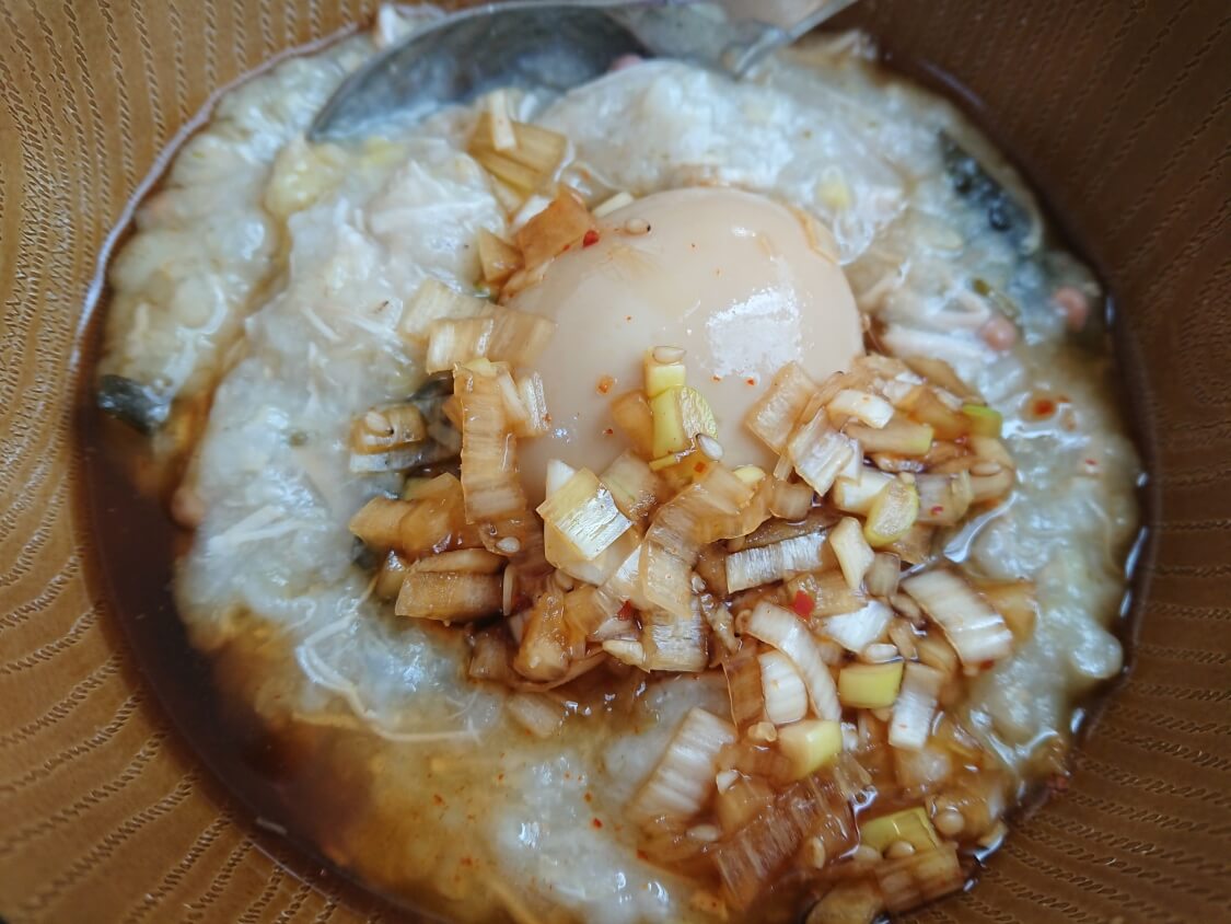 ゆで卵の醤油漬けの人気レシピ。ネギだれに半熟煮卵が美味しい♪韓国の麻薬卵の食べ方