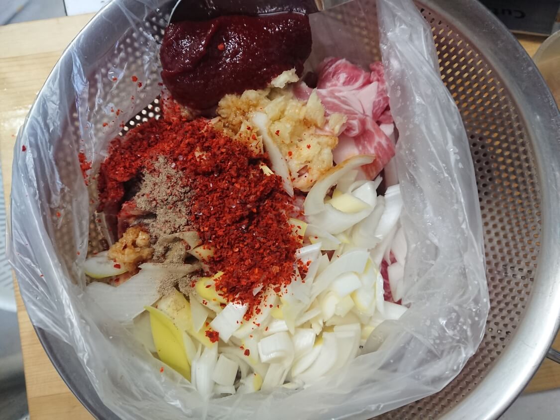 作り置きおかず☆豚肉の甘辛コチュジャン炒めの簡単レシピ。調味料で下味をつける（韓国のチェユクポックム）