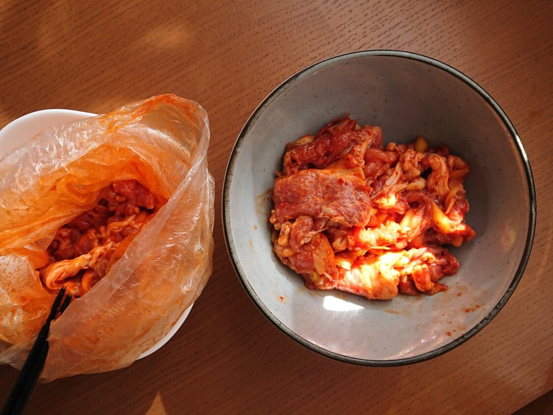 作り置きおかず☆豚肉の甘辛コチュジャン炒めの簡単レシピ。電子レンジで加熱（韓国のチェユクポックム）