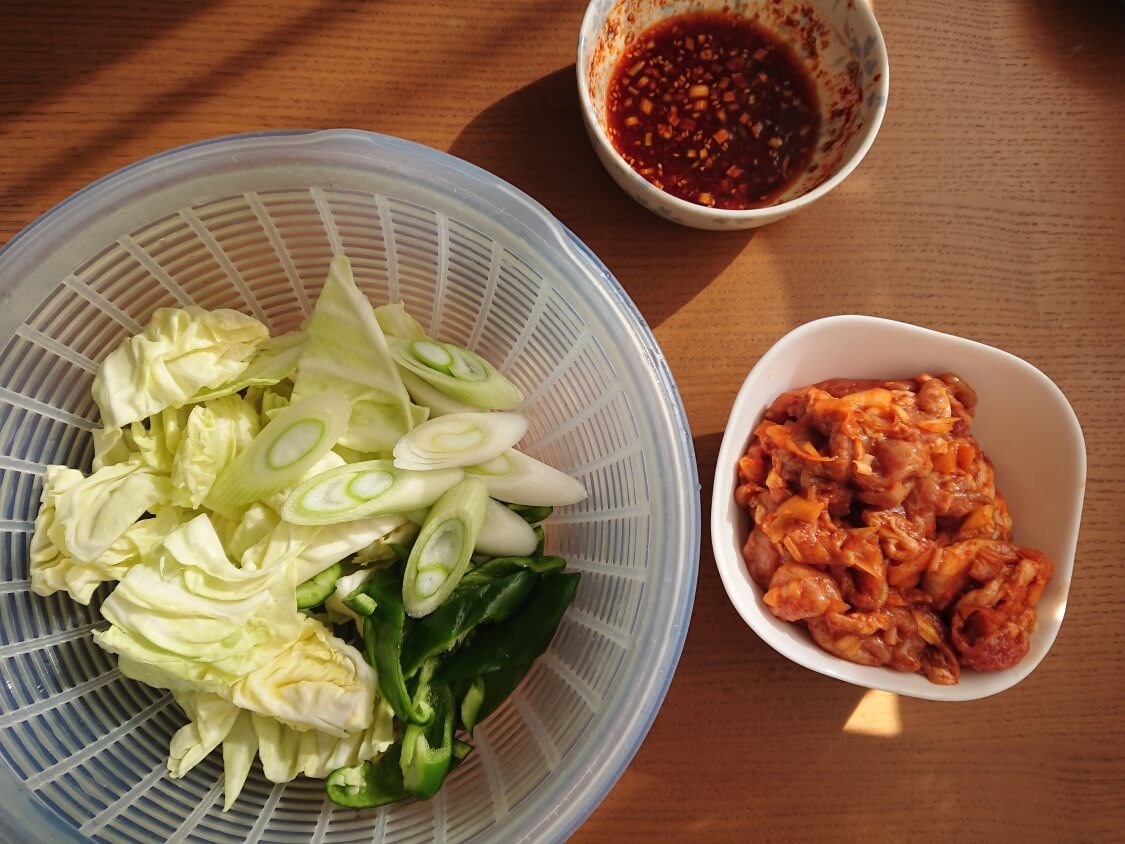 作り置きおかず☆豚肉の甘辛コチュジャン炒めの簡単レシピ。追加野菜の具（韓国のチェユクポックム）