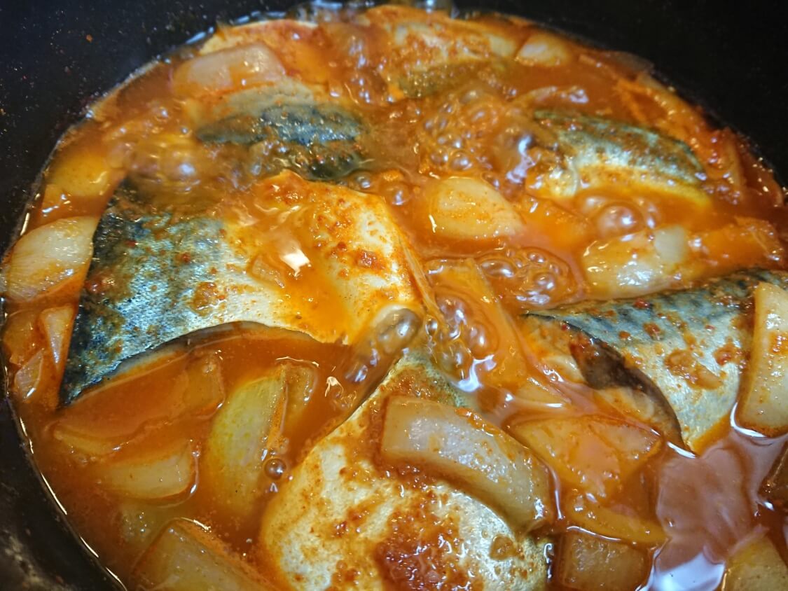 サバの煮付け（韓国コドゥンオチョリム）の作り方。コチュジャンなどの調味料で煮詰める
