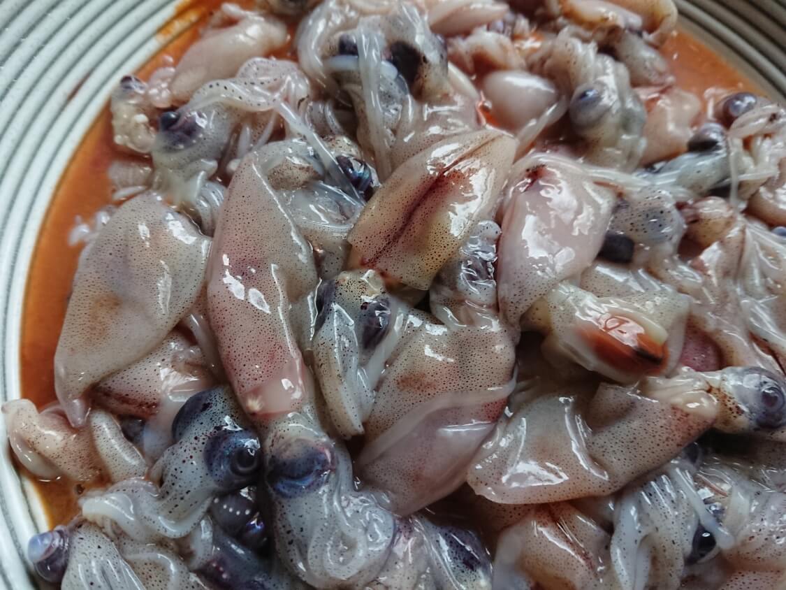 小ねぎをお刺身風で食べる韓国レシピ。イカ添えも人気♪ホタルイカと一緒に
