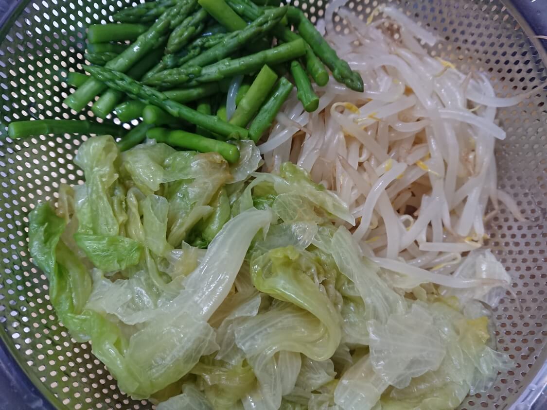 ごま油香る♪甘辛だれ混ぜそうめん（ビビン素麺）韓国人気レシピ。材料と野菜の具