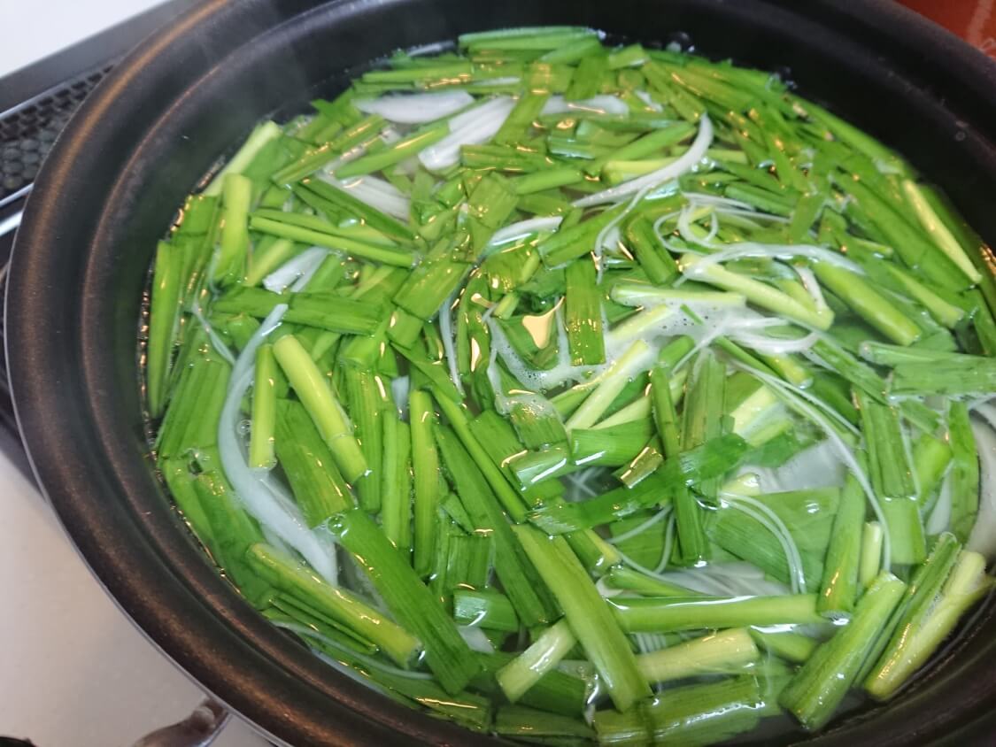 ごま油香る♪甘辛だれ混ぜそうめん（ビビン素麺）韓国人気レシピ。野菜も一緒に茹でるから簡単！