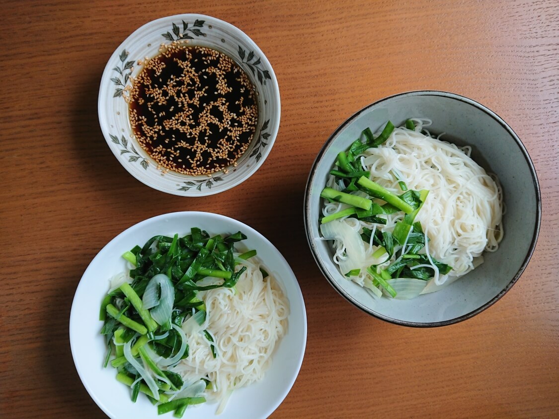 ごま油香る♪甘辛だれ混ぜそうめん（ビビン素麺）韓国人気レシピ。盛り付けと食べ方