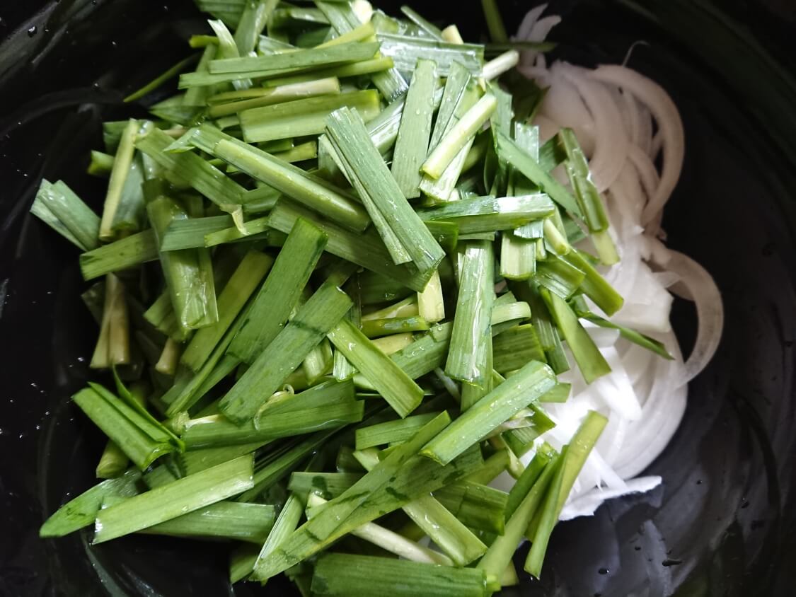 ニラと新玉ねぎの即席キムチ（プチュコッチョリ）。簡単本格味の韓国レシピ。野菜を切る