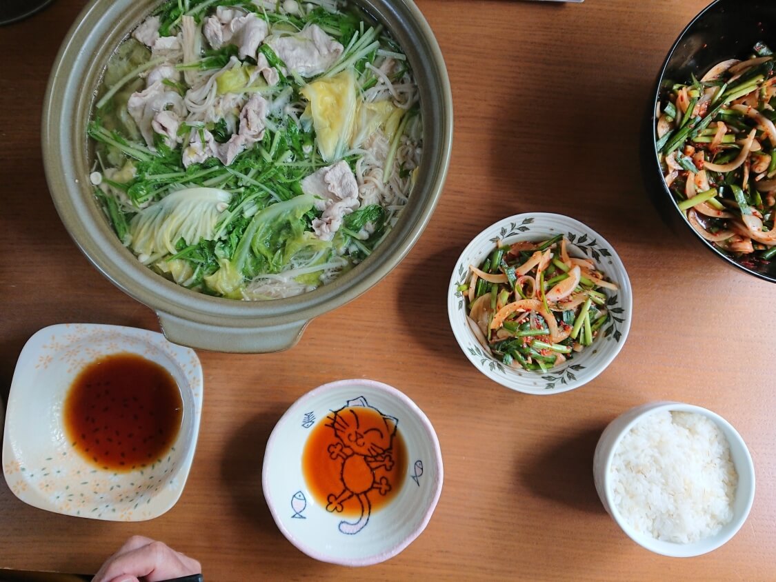 ニラと新玉ねぎの即席キムチ（プチュコッチョリ）。簡単本格味の韓国レシピ。しゃぶしゃぶ、サムギョプサルの副菜におすすめ