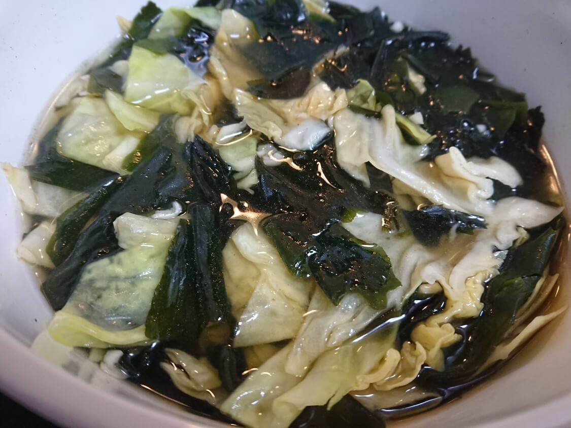 美味しい簡単わかめスープ♪お肉なしの韓国レシピ。具はキャベツ