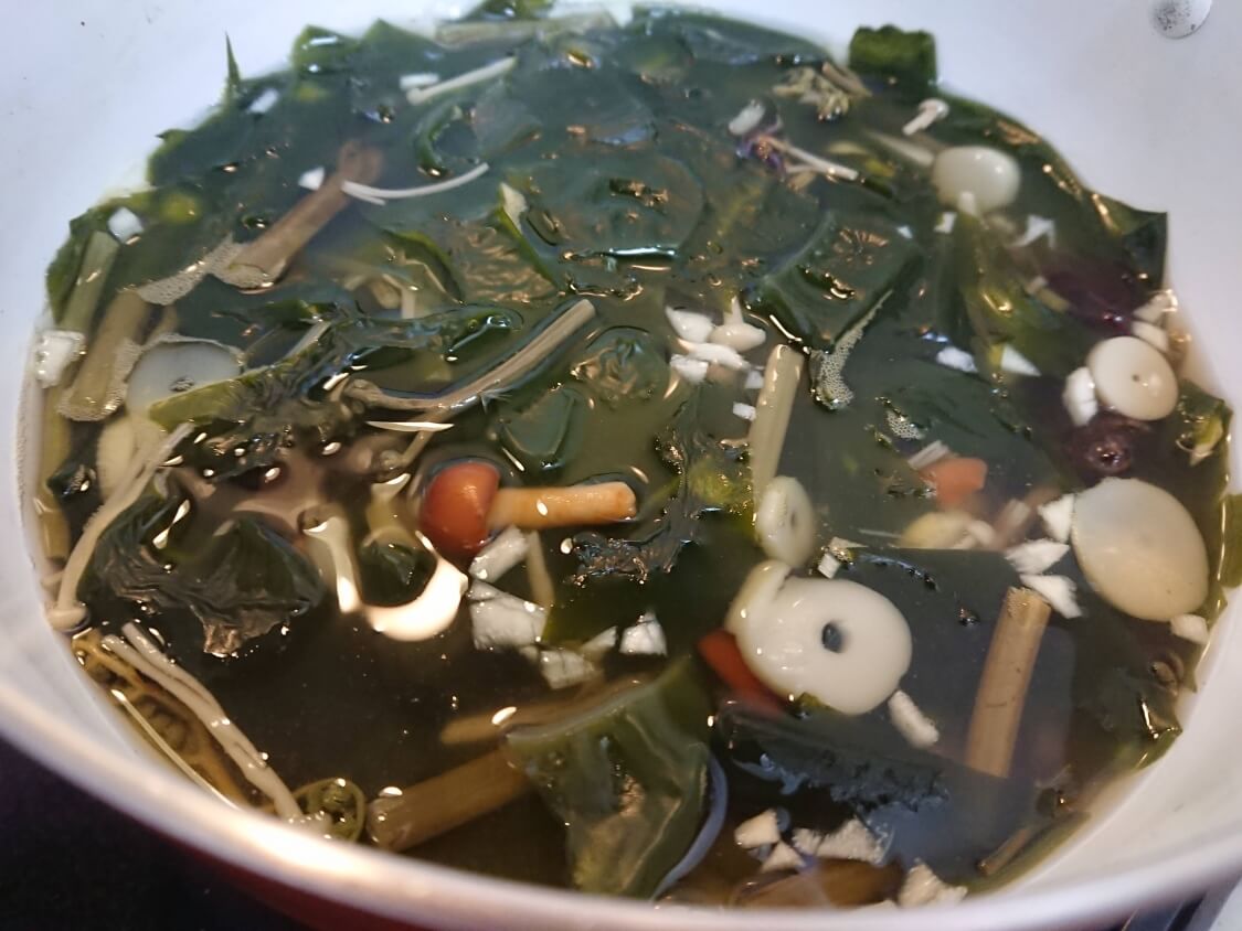 美味しい簡単わかめスープ♪お肉なしの韓国レシピ。具は山菜