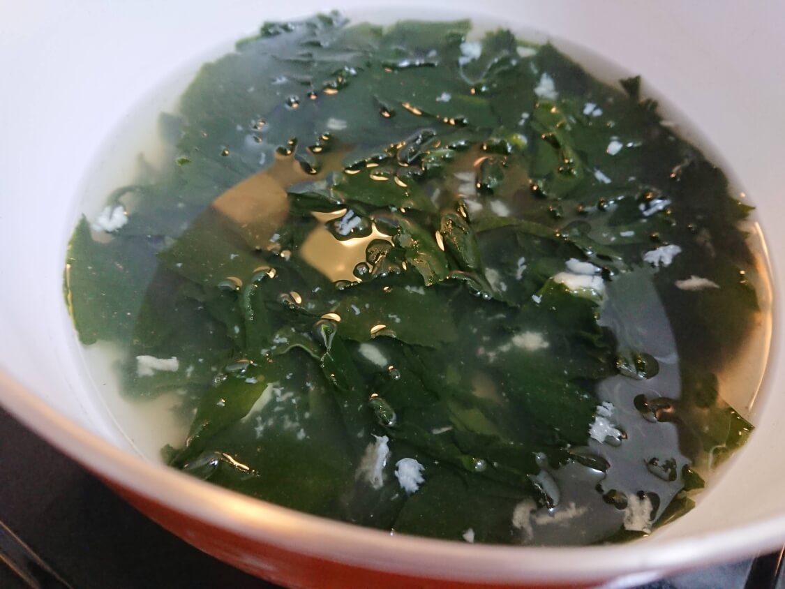 美味しい簡単わかめスープ♪お肉なしの韓国レシピ。乾燥ワカメと生のワカメ