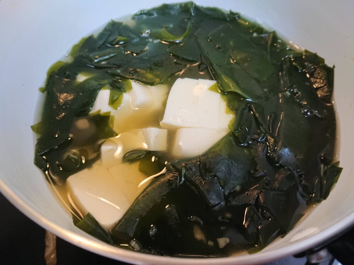 美味しい簡単わかめスープ♪お肉なしの韓国レシピ。具は豆腐