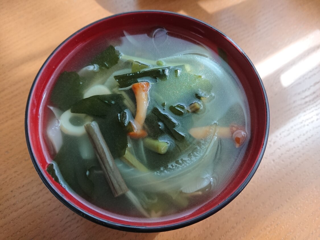 5分で美味しいわかめスープ♪お肉なし韓国レシピ。ダシダと鶏がらスープの素、山菜入り