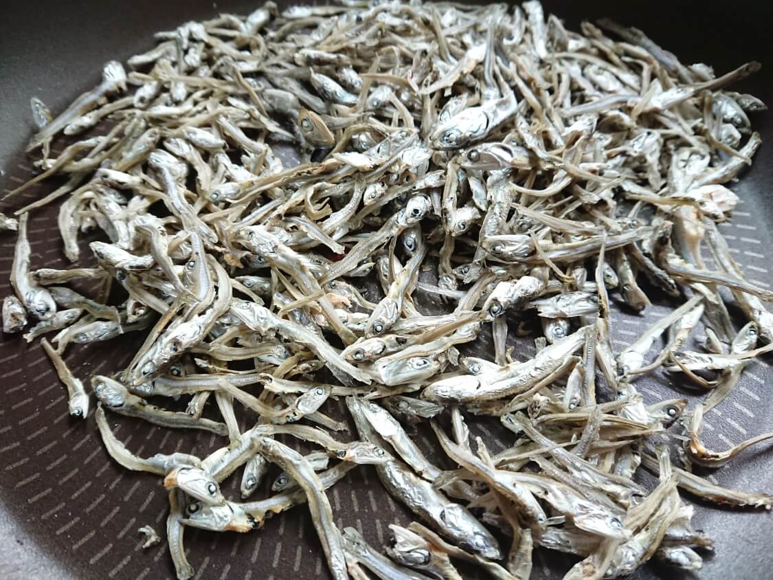 小魚とくるみの佃煮（ミョルチポックム）韓国の料理研究家の人気レシピ。ちりめんじゃこと小魚（いりこ）