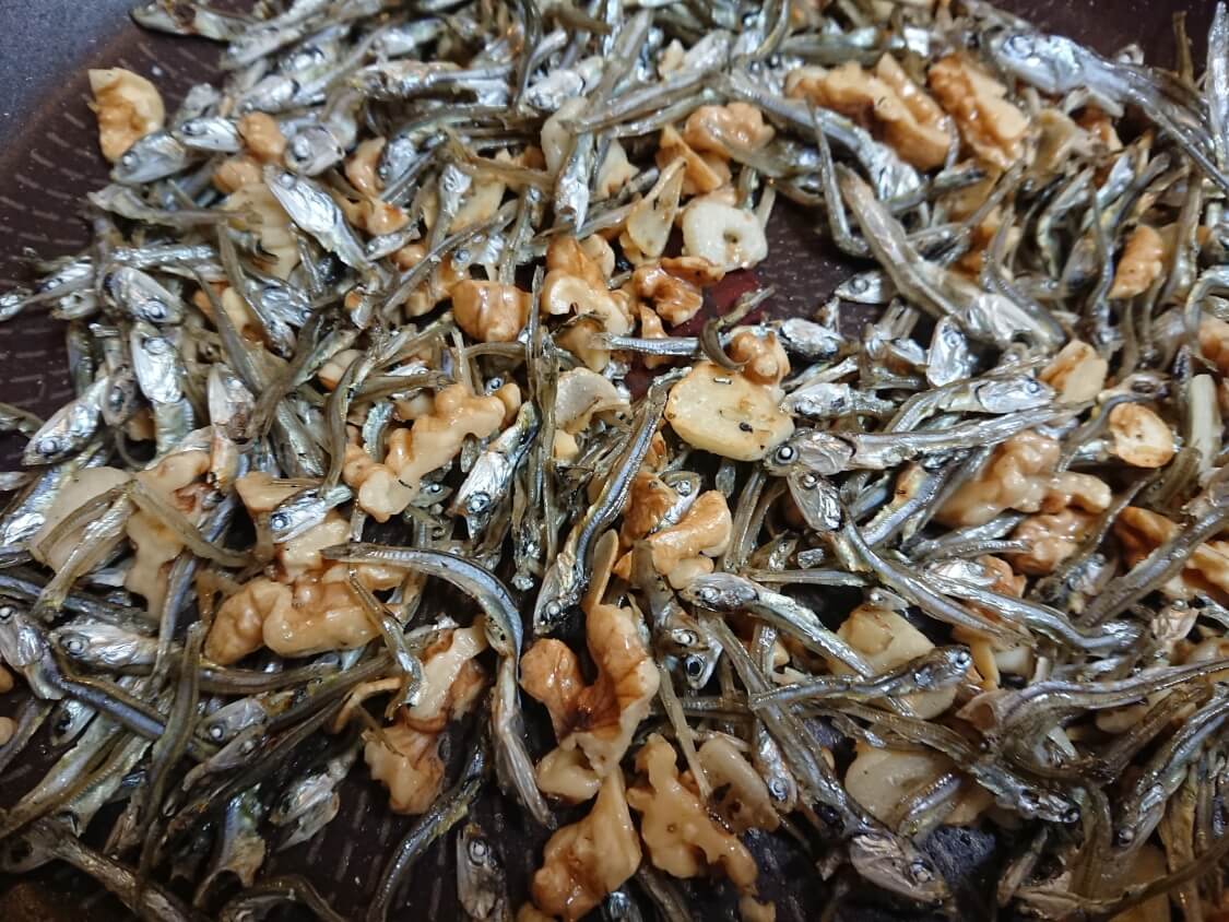 小魚とくるみの佃煮（ミョルチポックム）韓国の料理研究家の人気レシピ。炒める
