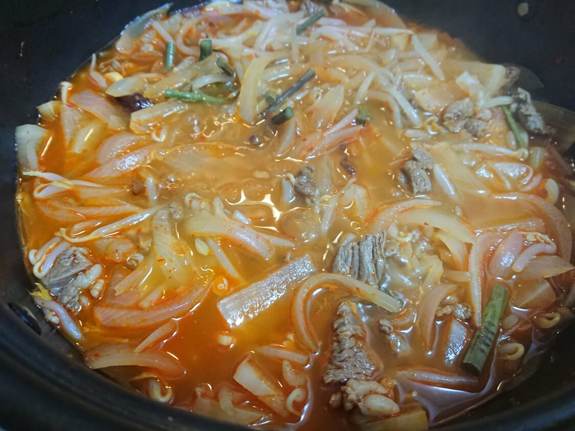 簡単！うま辛ユッケジャンの韓国人気レシピ。詳しい作り方。煮込むほど美味しい