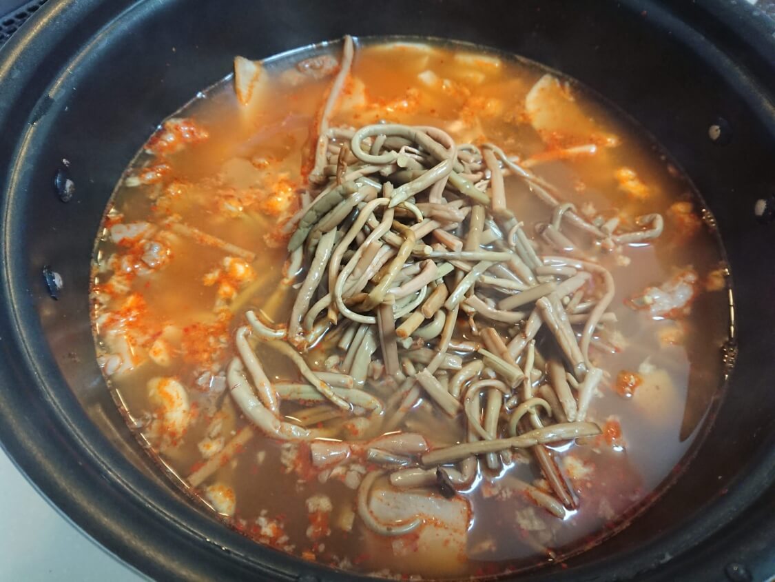 簡単！うま辛ユッケジャンの韓国人気レシピ。よく合う野菜、ぜんまい