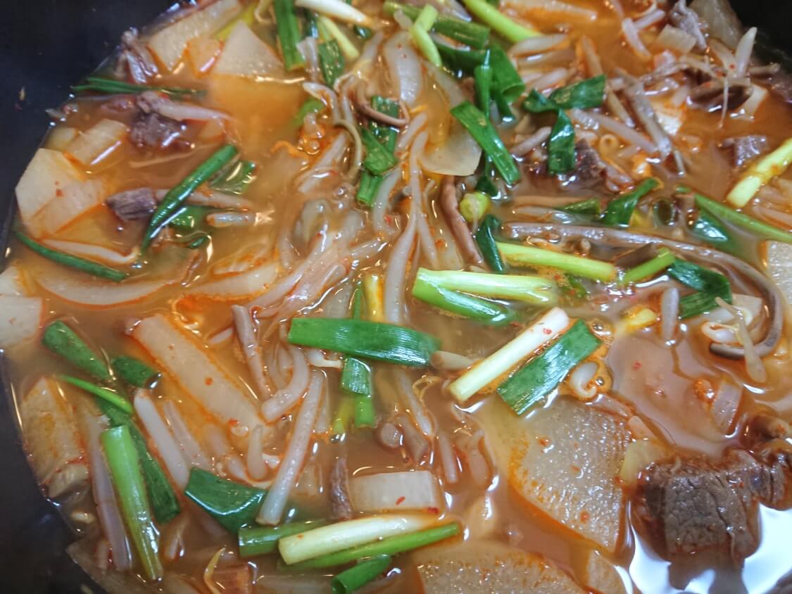 簡単！うま辛ユッケジャンの韓国人気レシピ。野菜たっぷり