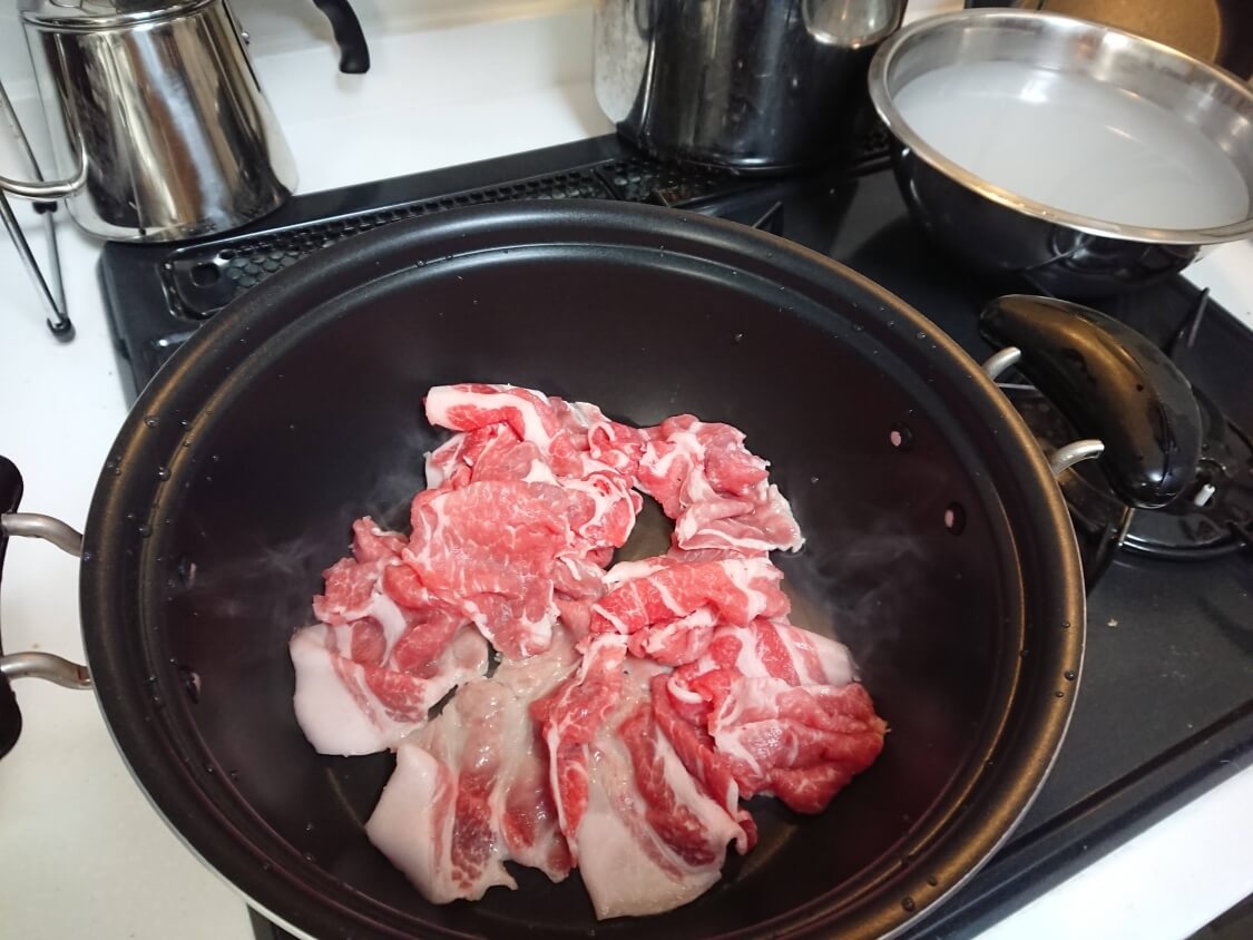 簡単！うま辛ユッケジャンの韓国人気レシピ。詳しい作り方。お肉を炒める
