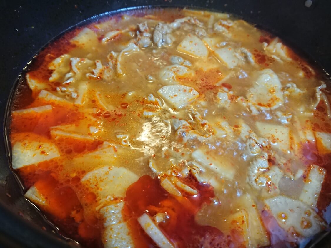簡単！うま辛ユッケジャンの韓国人気レシピ。詳しい作り方。煮込む