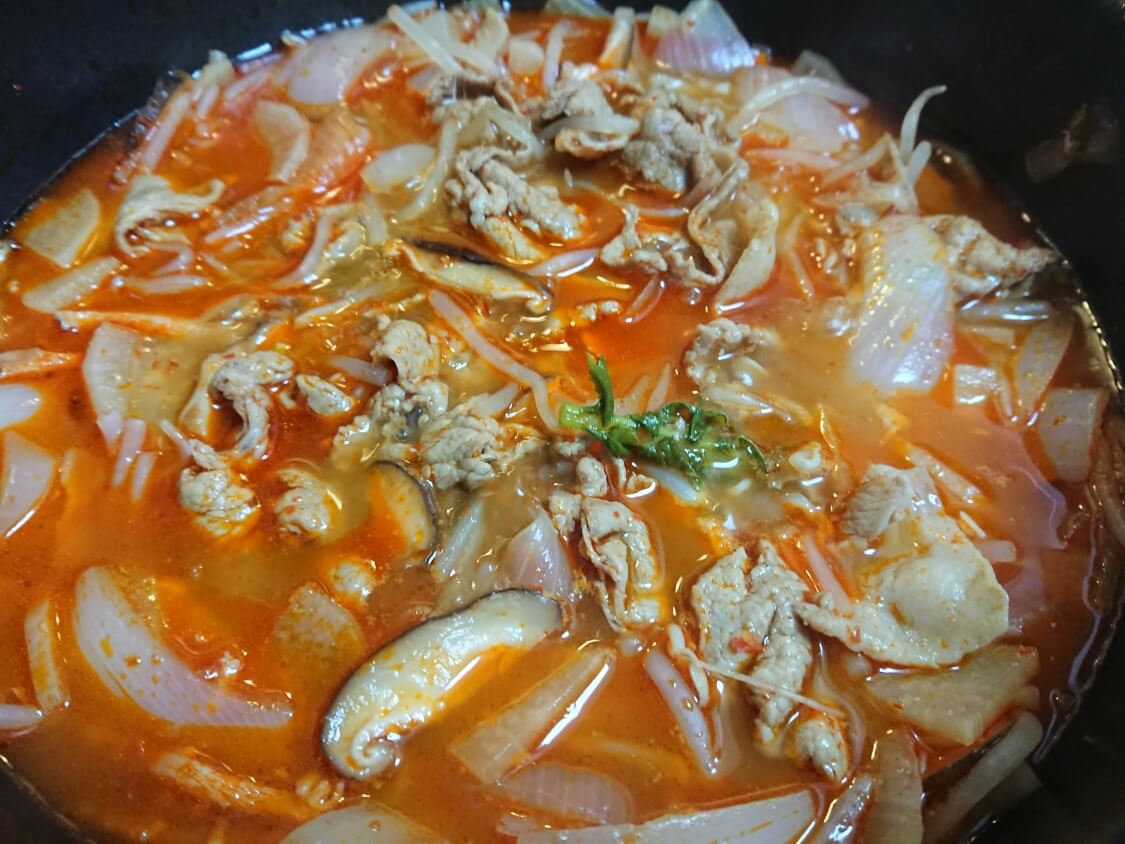 簡単！うま辛ユッケジャンの韓国人気レシピ。野菜たっぷり