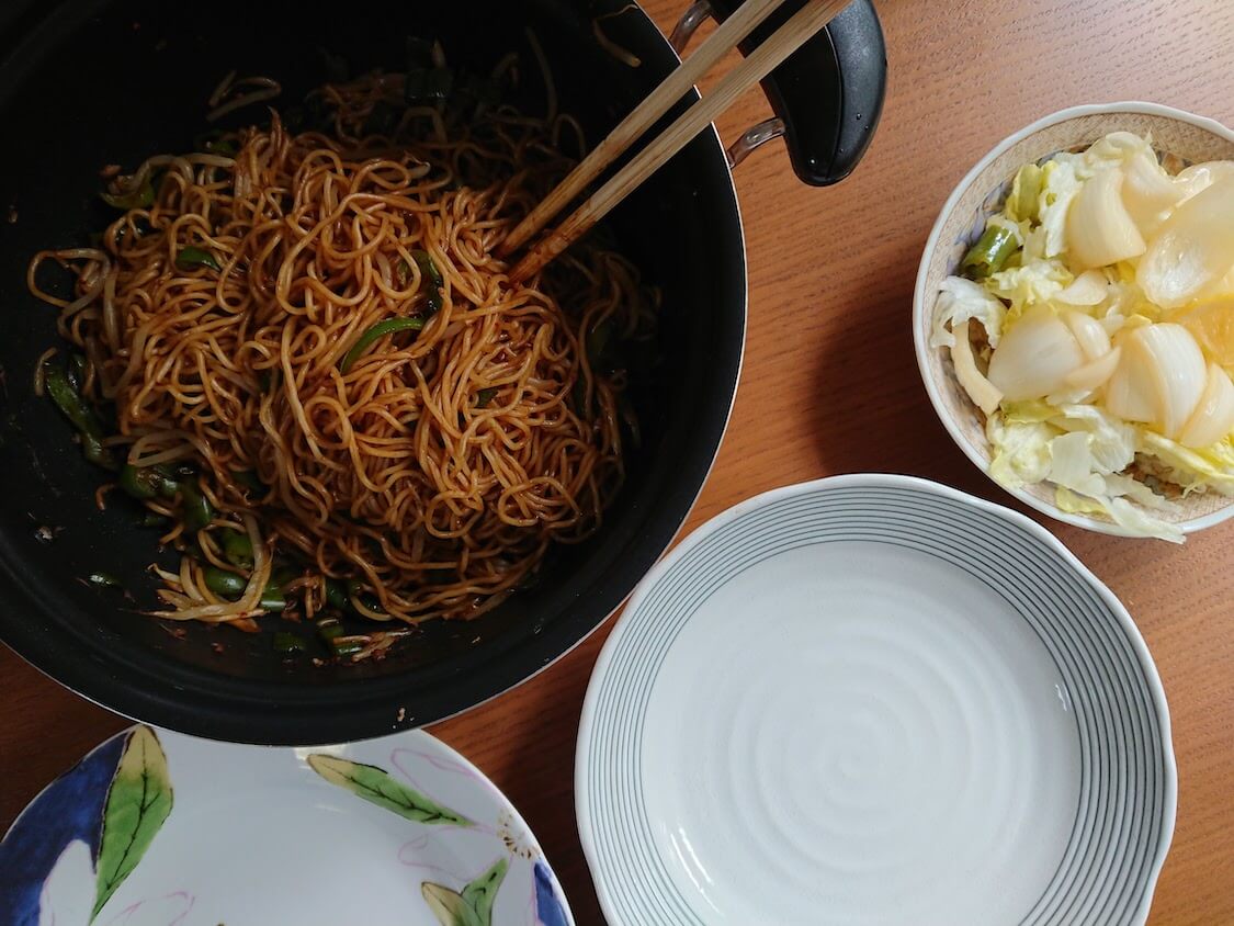 新玉ねぎの酢しょうゆ漬け、韓国人気レシピ。お料理の付け合わせ、副菜