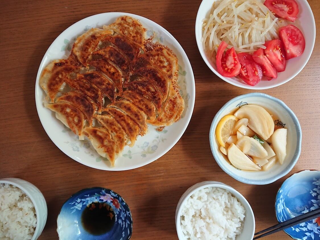 新玉ねぎの酢しょうゆ漬け、韓国人気レシピ。お料理の付け合わせ、副菜（餃子）