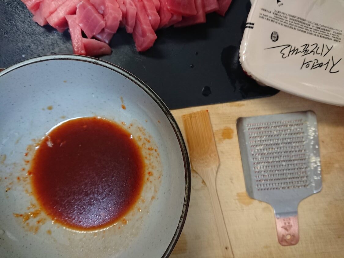 ラクうま！マグロユッケ丼のレシピ。ごま油香る美味しいタレの作り方（コチュジャン入り）