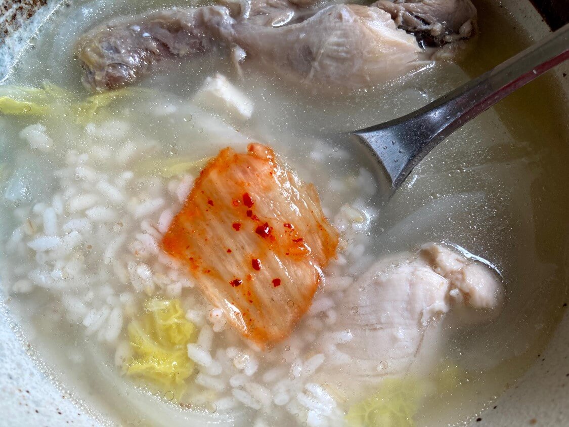 タッコムタン（鶏の煮込みスープ）の韓国レシピ。食べ方はクッパ、付け合わせのキムチ
