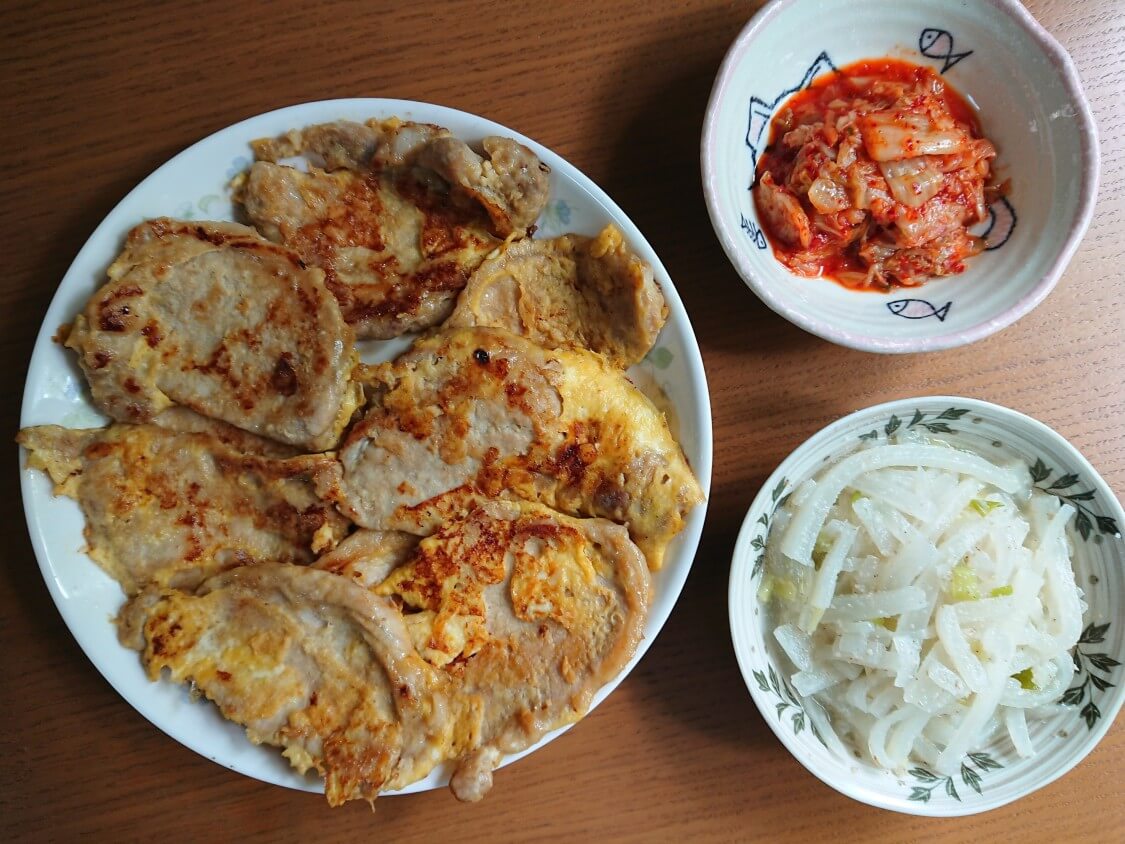 韓国の牛肉＆豚肉チヂミ「육전」人気レシピ。付け合わせはキムチと大根ナムル