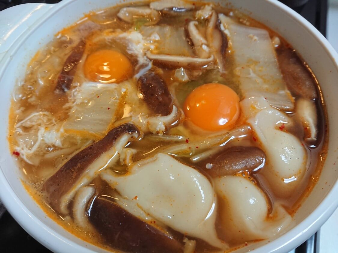 韓国の餃子スープ、マンドゥクッ。夏でも熱い料理を