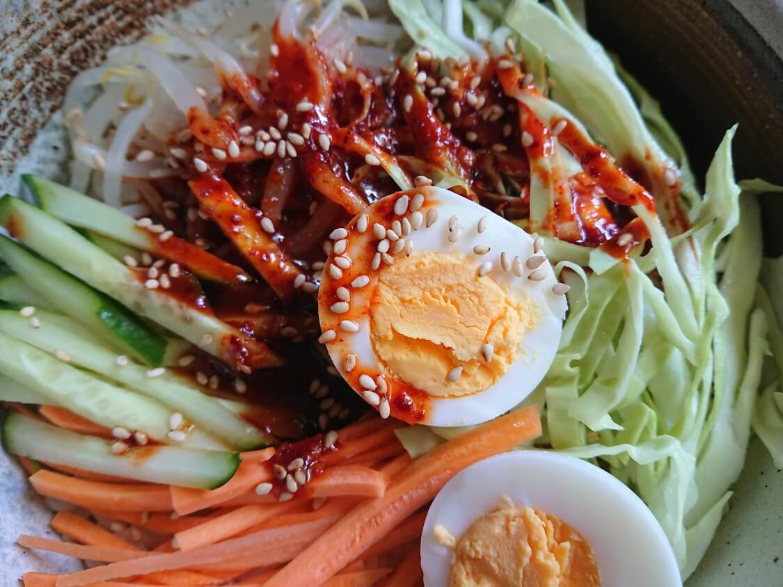 「チョル麺」韓国レシピとアレンジ。甘酸っぱ辛いタレ×野菜たっぷり♪ビビン麺