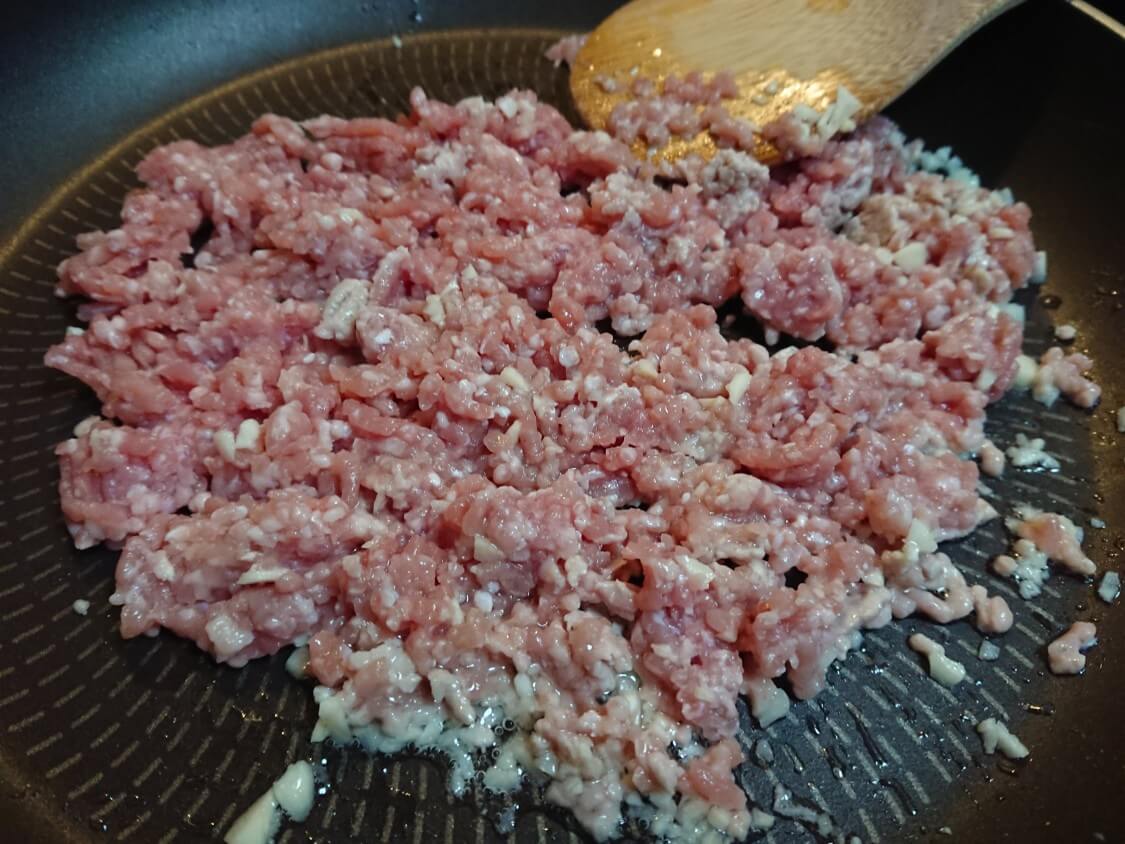 韓国ピリ辛肉味噌レシピ。ひき肉とにんにくを炒める