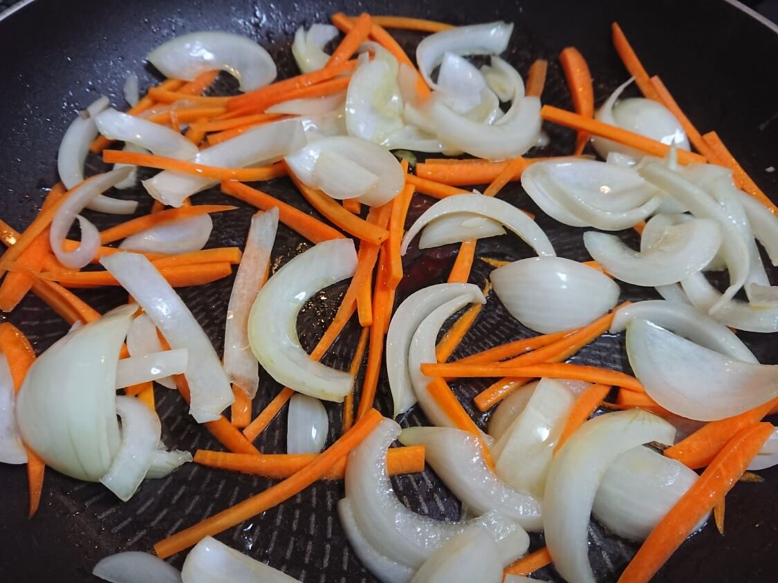 簡単！野菜たっぷりこんにゃくチャプチェの作り方。野菜の具