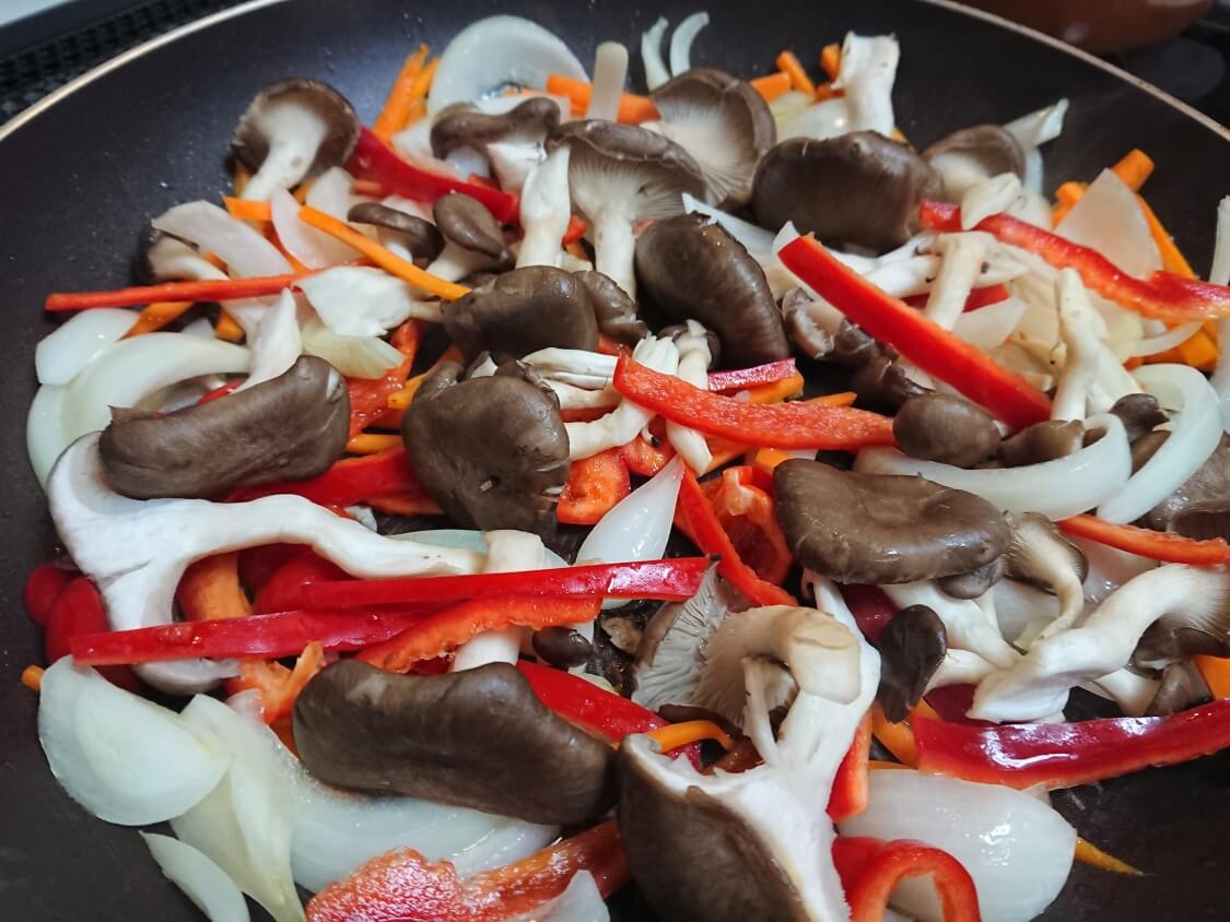 簡単！野菜たっぷりこんにゃくチャプチェの作り方。炒めるだけ！