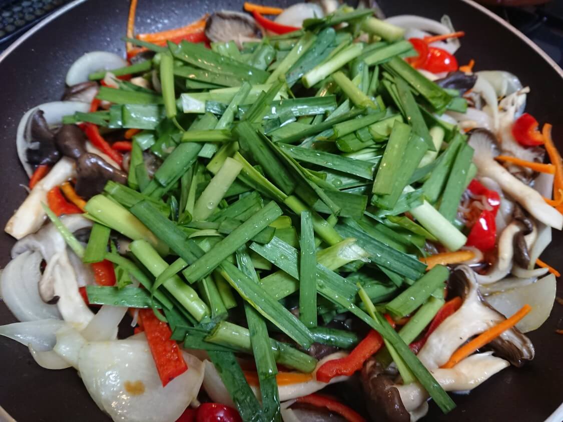 簡単！野菜たっぷりこんにゃくチャプチェの作り方。おすすめの野菜はにら