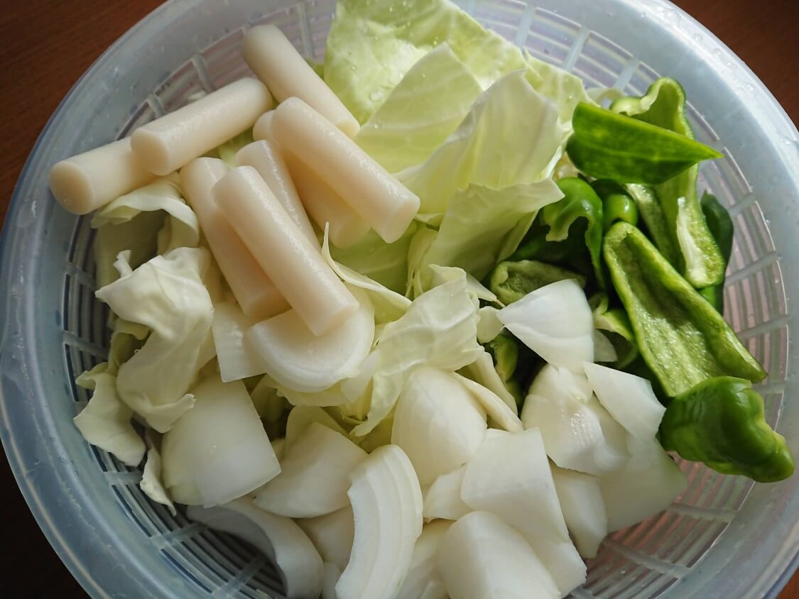 チーズタッカルビのレシピ。具材と野菜、トッポギのお餅。トッポッキのトック