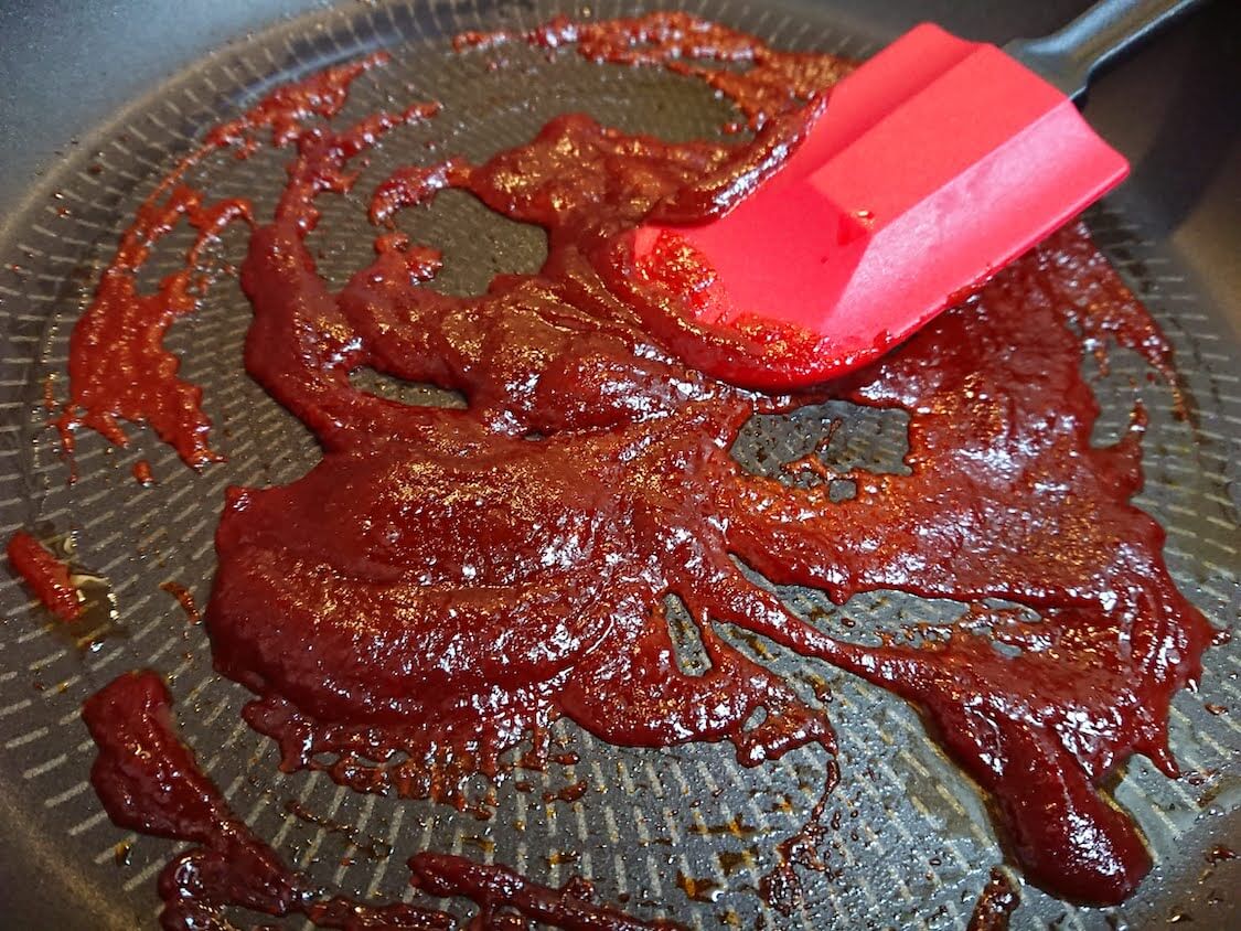 スープトッポギ（ラッポッキ）の作り方。コチュジャンを炒める