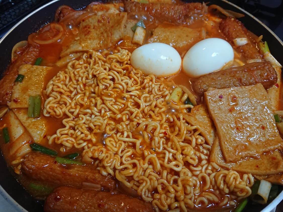 スープトッポギに麺を入れてラッポッキに。韓国の人気レシピの作り方で！