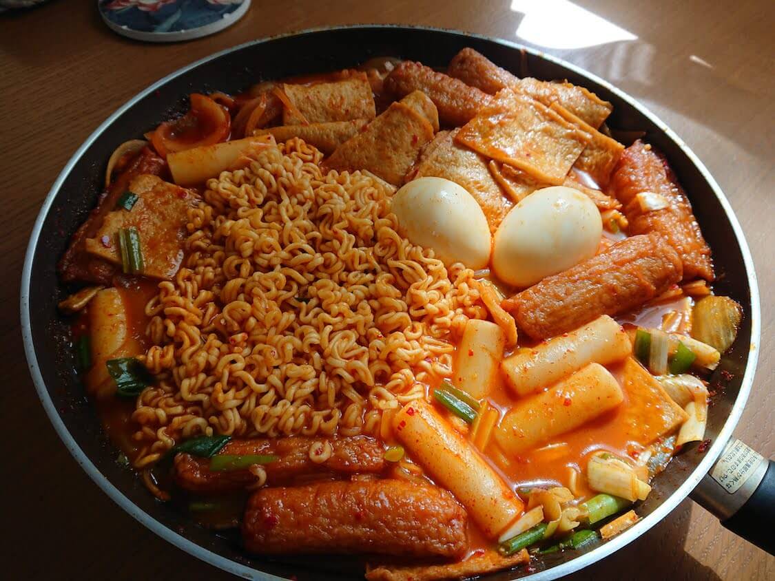 スープトッポギに麺を入れてラッポッキに。韓国の人気レシピの作り方で！