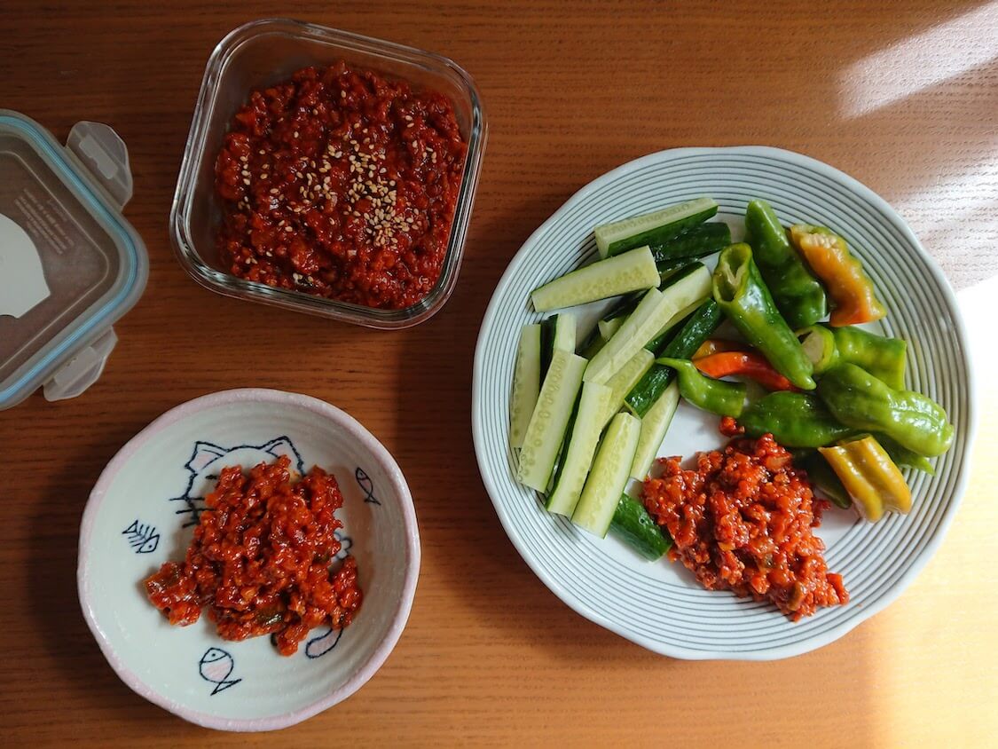 コチュジャン肉味噌、韓国の人気レシピ。食べ方！野菜スティックにつけて食べる