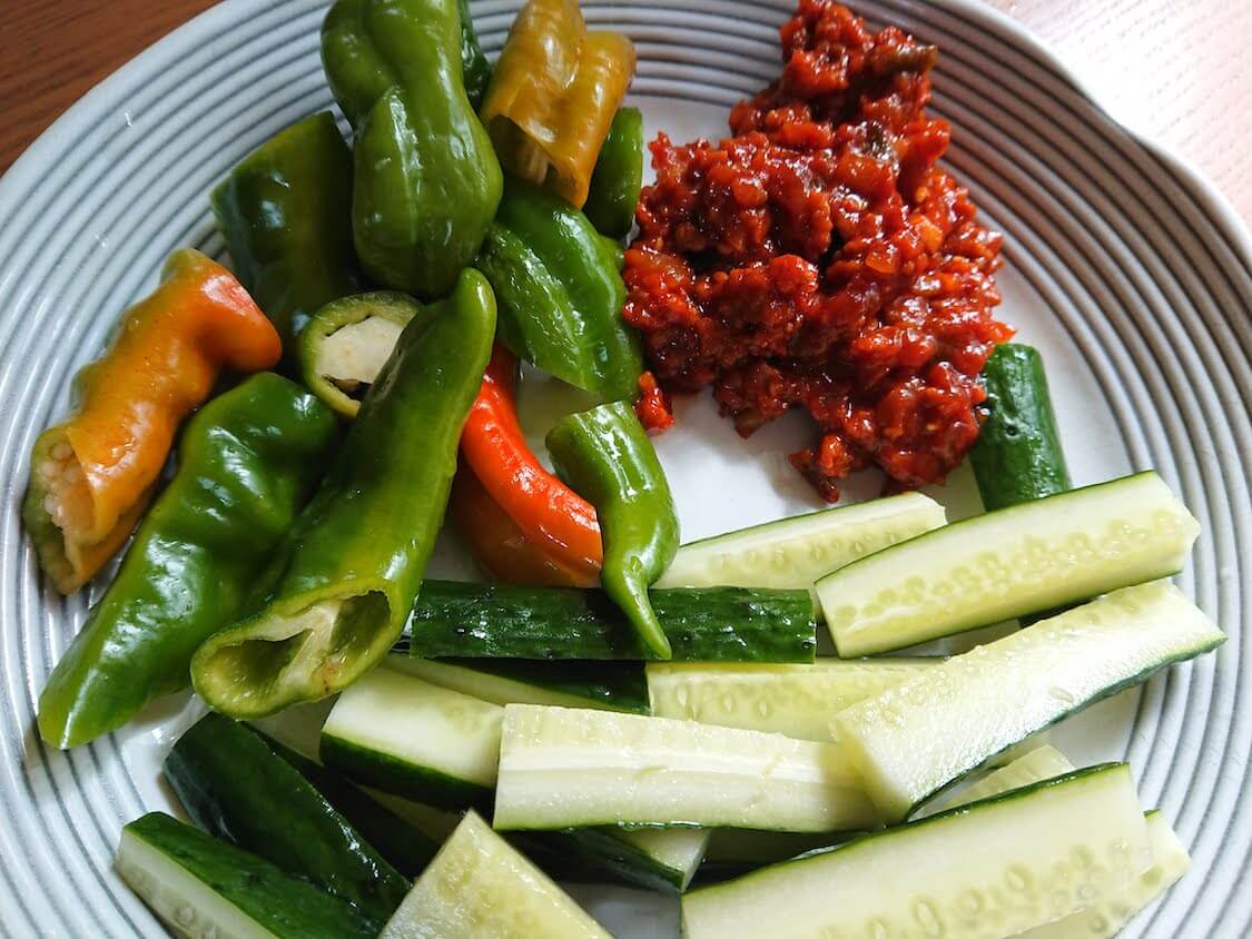 コチュジャン肉味噌、韓国の人気レシピ。食べ方！野菜スティックにつけて食べる