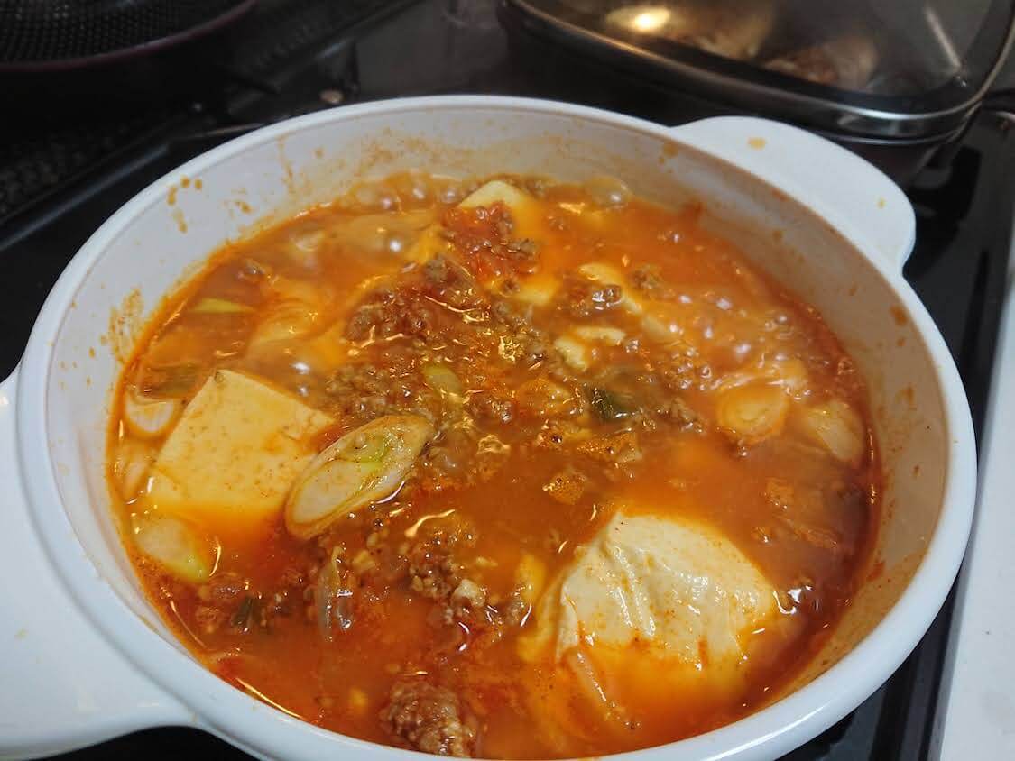 コチュジャン肉味噌、韓国の人気レシピ。使い方！煮込むだけでチゲになる