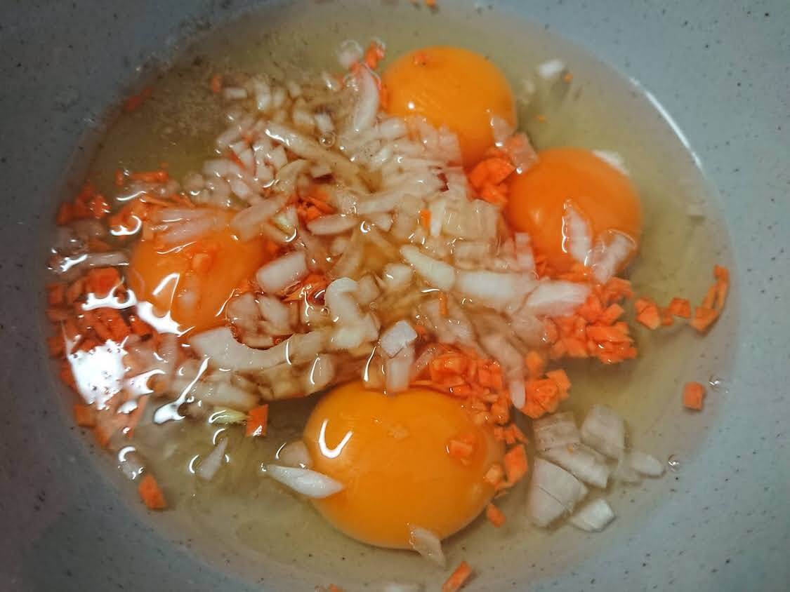 コチュジャン肉味噌、韓国の人気レシピ。使い方！付け合わせの卵焼き