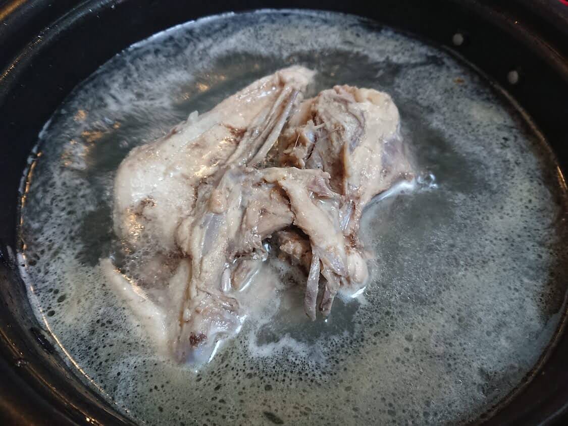 鶏ガラor鶏肉でコクうま！わかめスープのレシピ。出汁の取り方