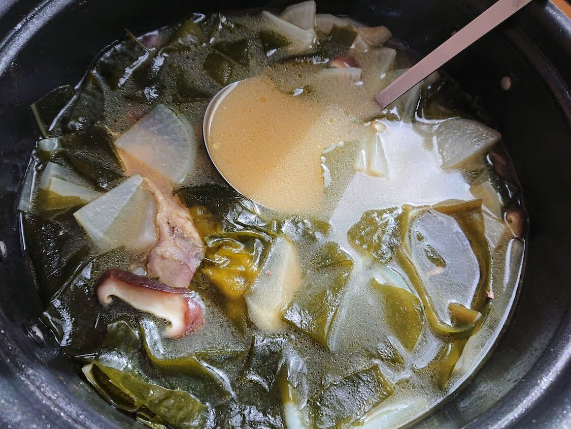 鶏ガラでコクうま！わかめスープの作り方。付け合わせの大根キムチ